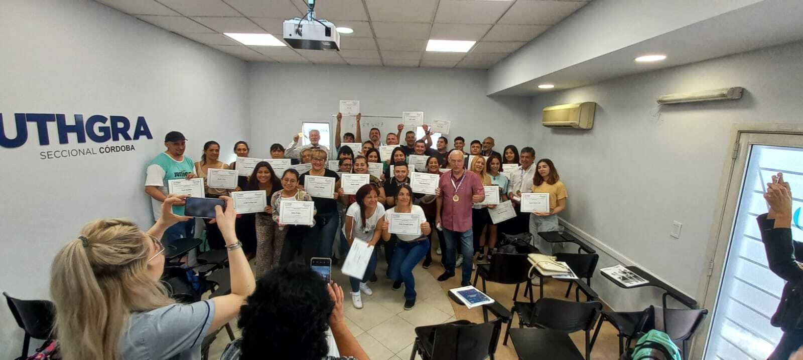 Entrega de certificados en Curso de Mozo y Bartender 